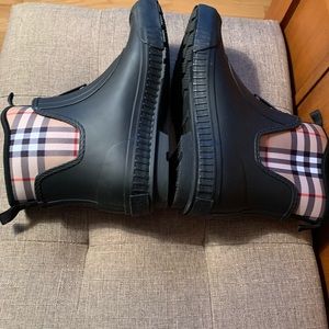Burberry boots size 8
